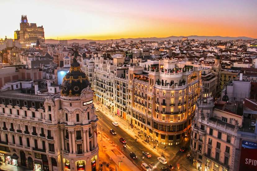 Calles de una ciudad europea al atardecer