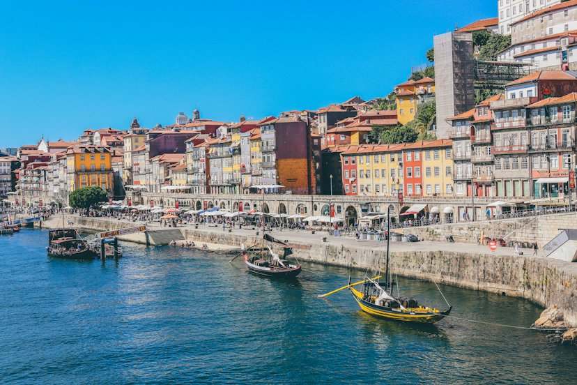Casas de colores junto al río Duero en Oporto