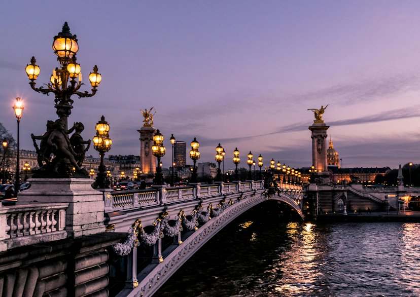 Puente de Alejandro III en París al atardecer